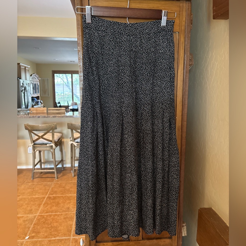 H&M Black and White Maxi Pleated Skirt • Size US 0